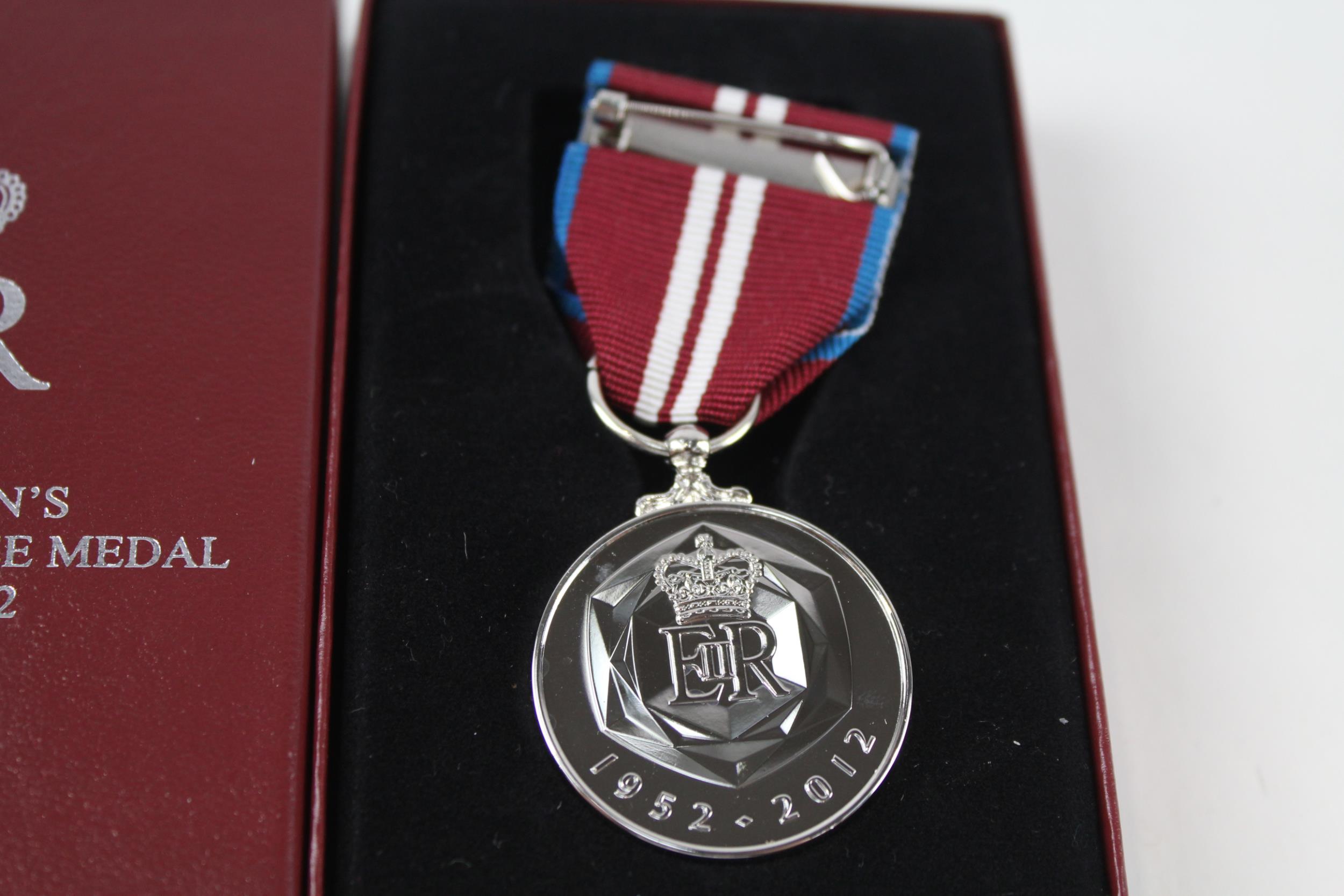 Boxed ERII Queens Diamond Jubilee Medal - Boxed ERII Queens Diamond Jubilee Medal In antique/vintage - Image 4 of 4
