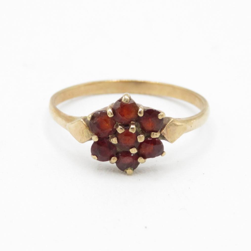 9ct gold garnet seven stone floral cluster ring (1.5g) Size N