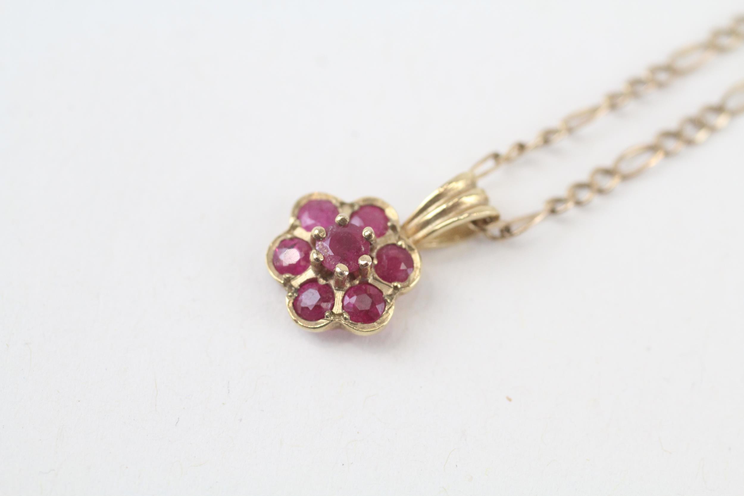 9ct gold vintage ruby cluster pendant necklace (2.5g) - Image 2 of 4