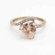 9ct gold trillion cut morganite & diamond shoulders dress ring (2.4g) Size R 1/2