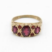 9ct gold garnet seven stone ring (3.3g) Size O