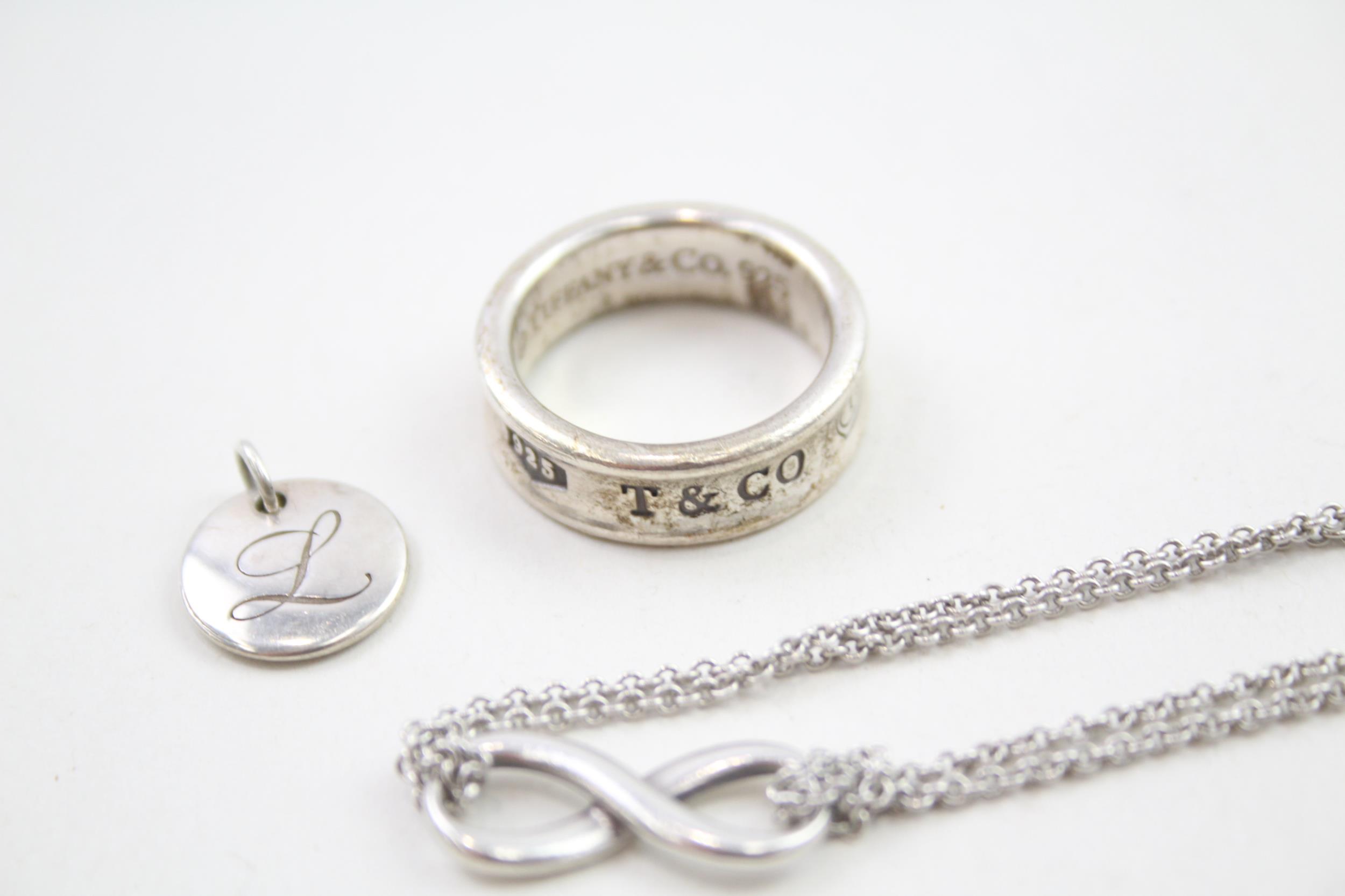 A silver bracelet, ring and pendant by Tiffany and Co (13g) - Image 2 of 6