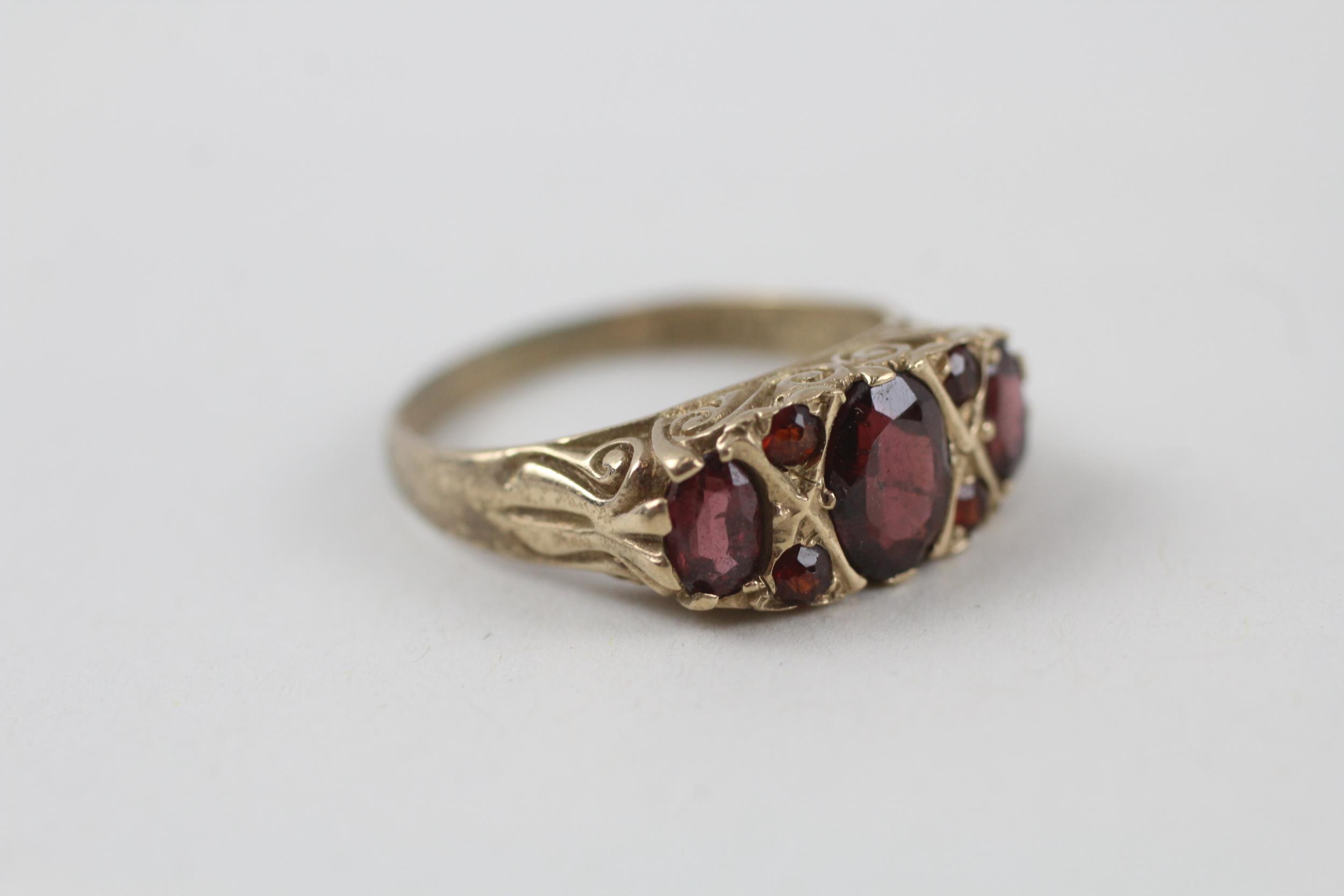 9ct gold garnet seven stone ring (3.3g) Size O - Image 2 of 6