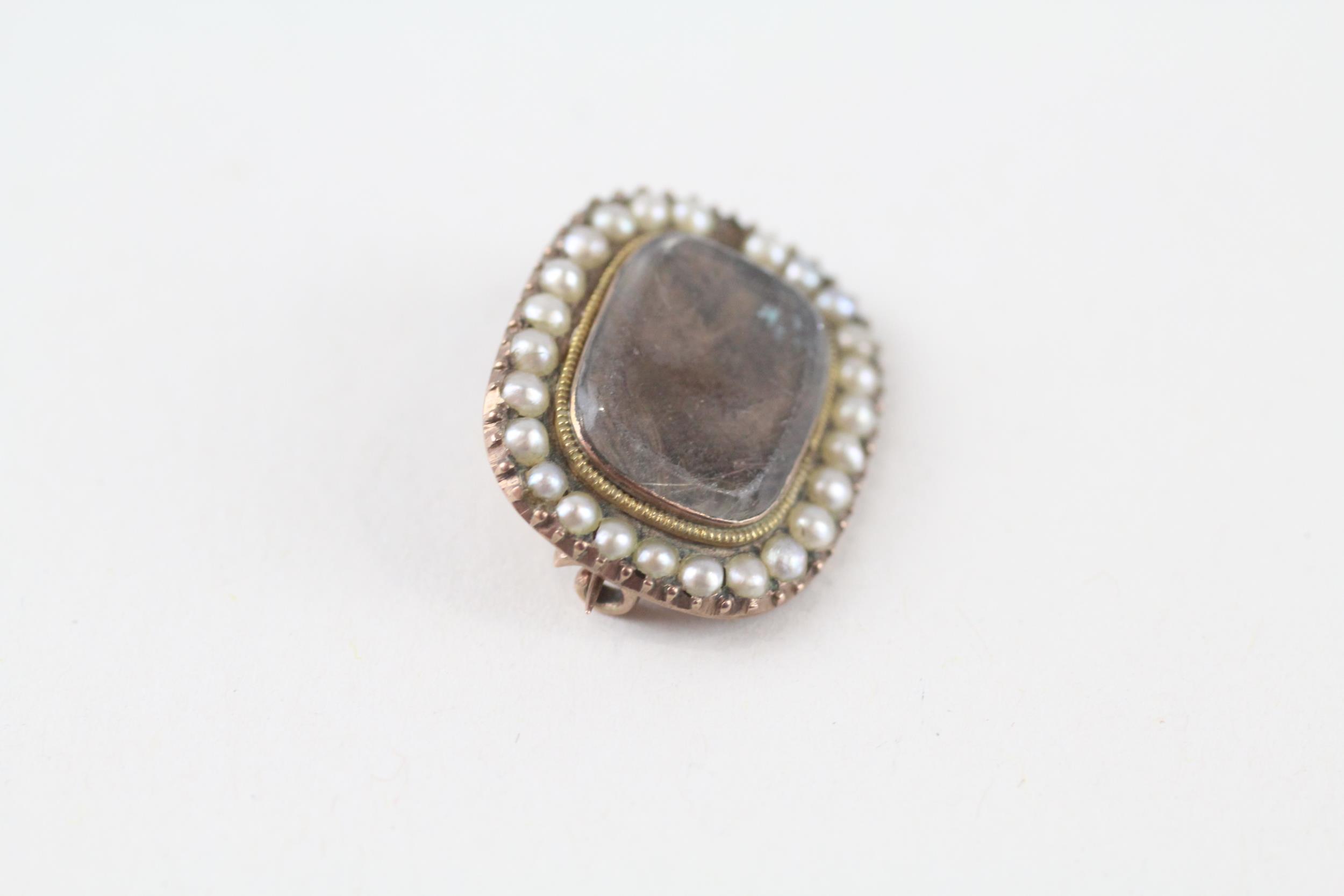 9ct gold antique seed pearl & hairwork mourning brooch with engraved initials, as seen (2.4g) - Image 2 of 4