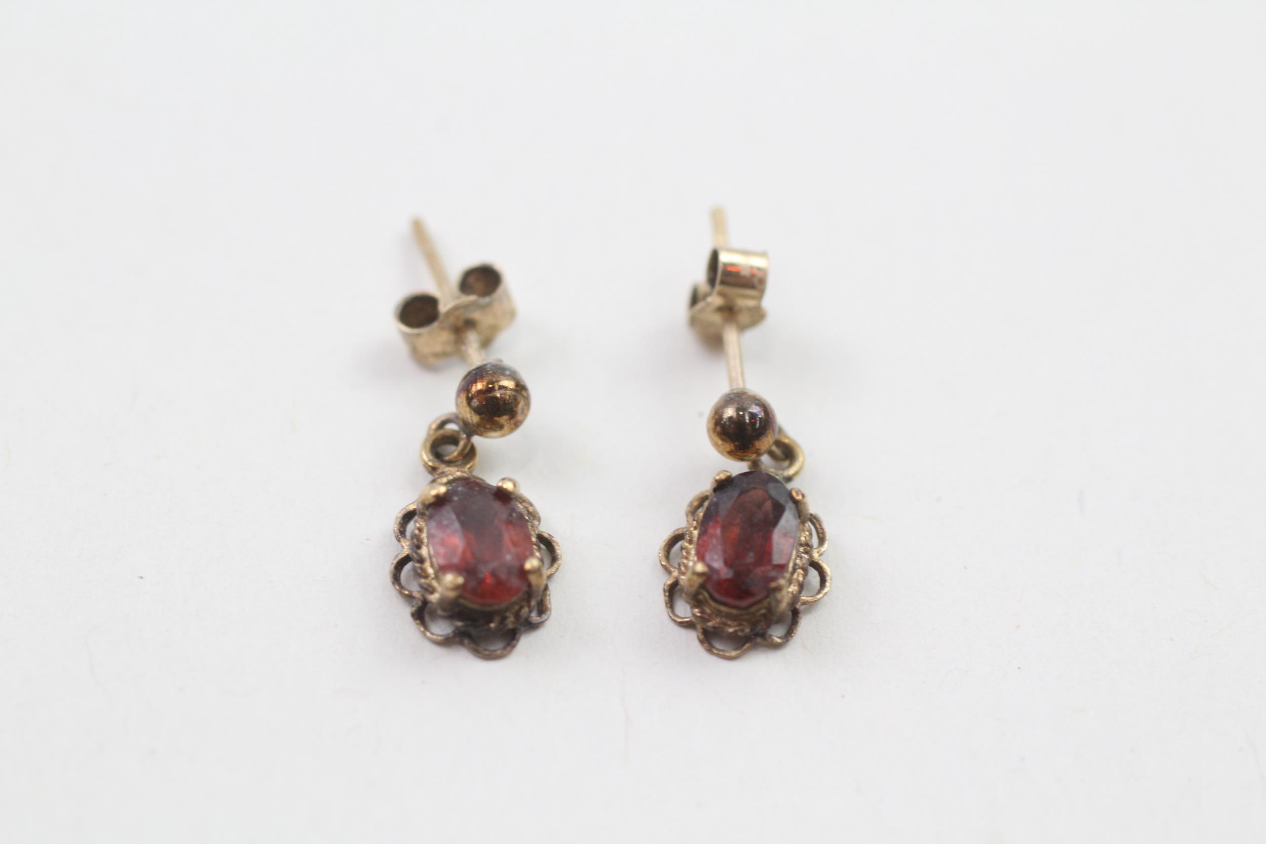 9ct gold oval cut garnet drop earrings (1.1g)
