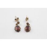 9ct gold oval cut garnet drop earrings (1.1g)