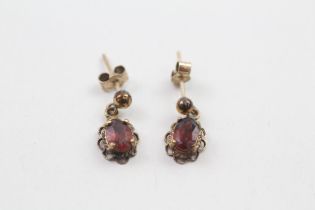 9ct gold oval cut garnet drop earrings (1.1g)