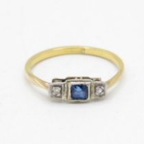 18ct gold antique diamond & sapphire three stone ring with milgrain detail (1.9g) Size N