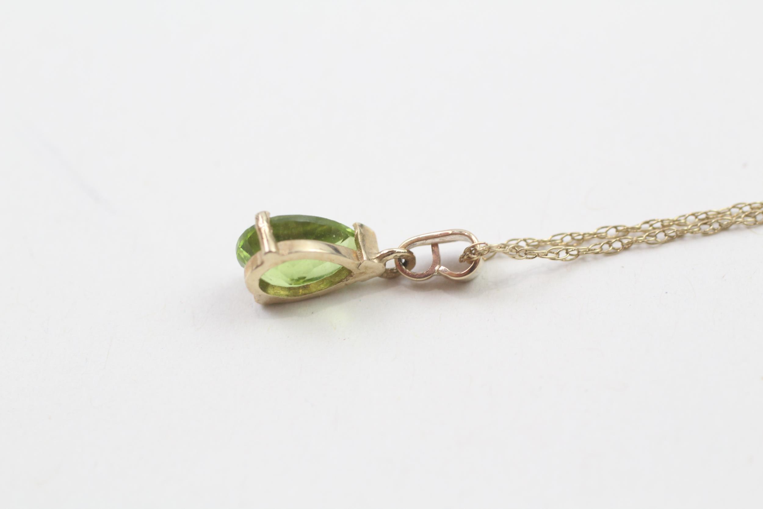 9ct gold pear-cut peridot pendant necklace (1.5g) - Image 3 of 4