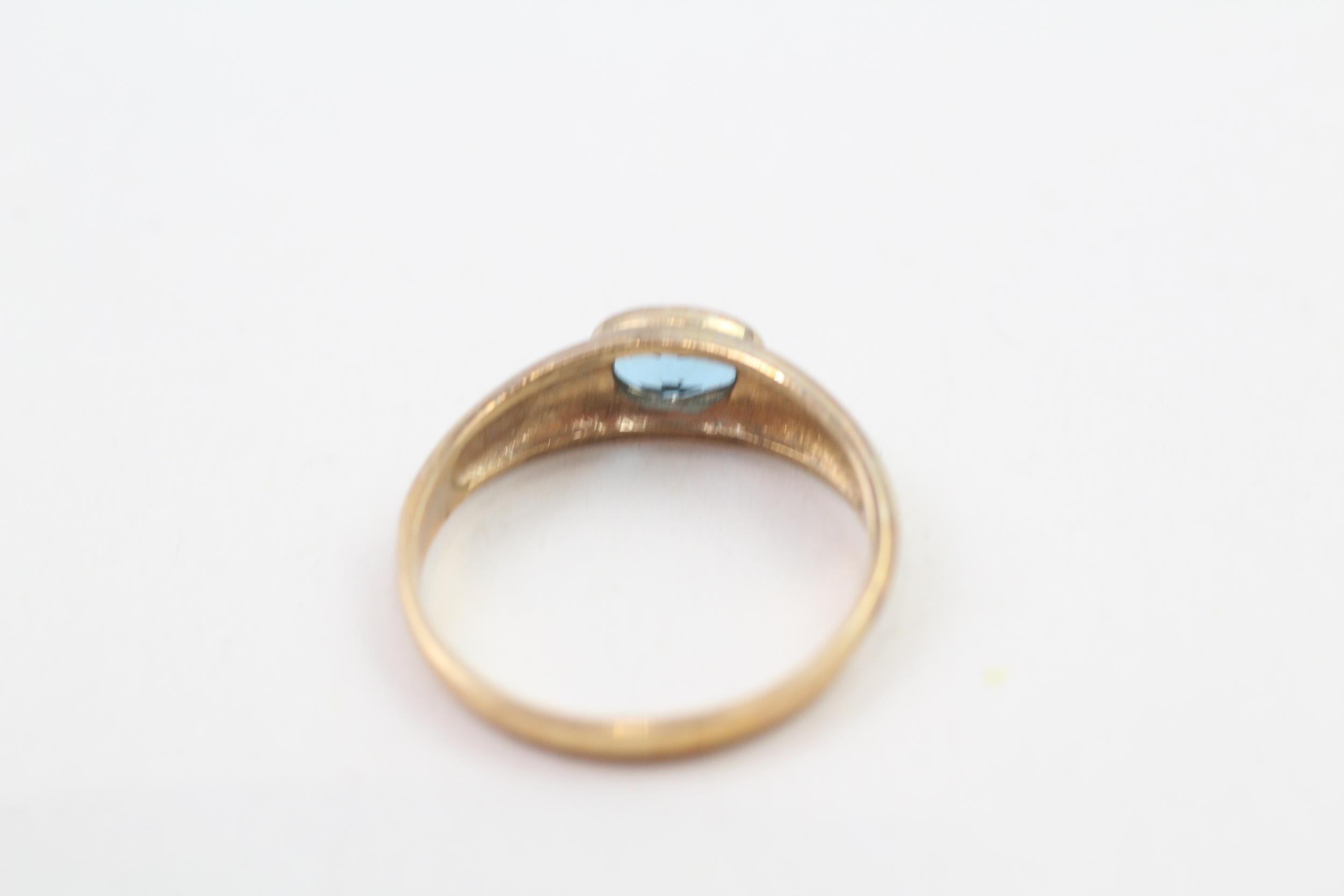 9ct gold oval cut blue topaz ring, bezel set (1.6g) Size L 1/2 - Image 4 of 4