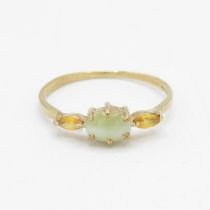 9ct gold chrysoberyl cat's eye & yellow sapphire three stone ring (1g) Size N