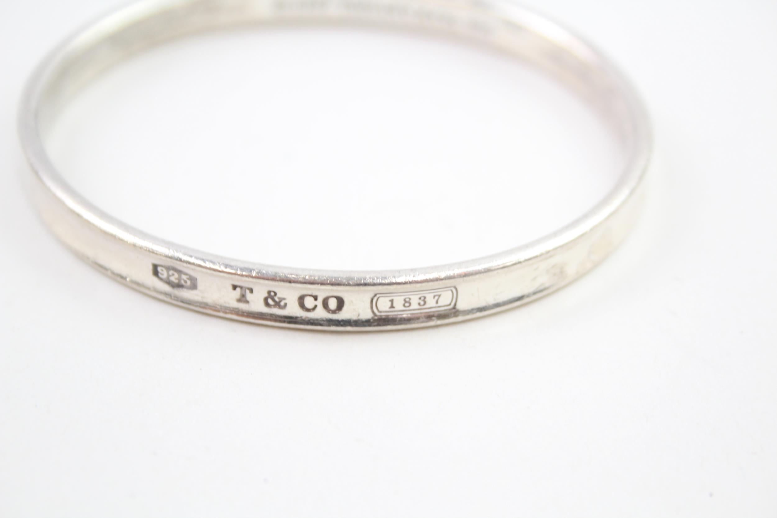 a silver bangle by Tiffany and Co (31g) - Image 3 of 5