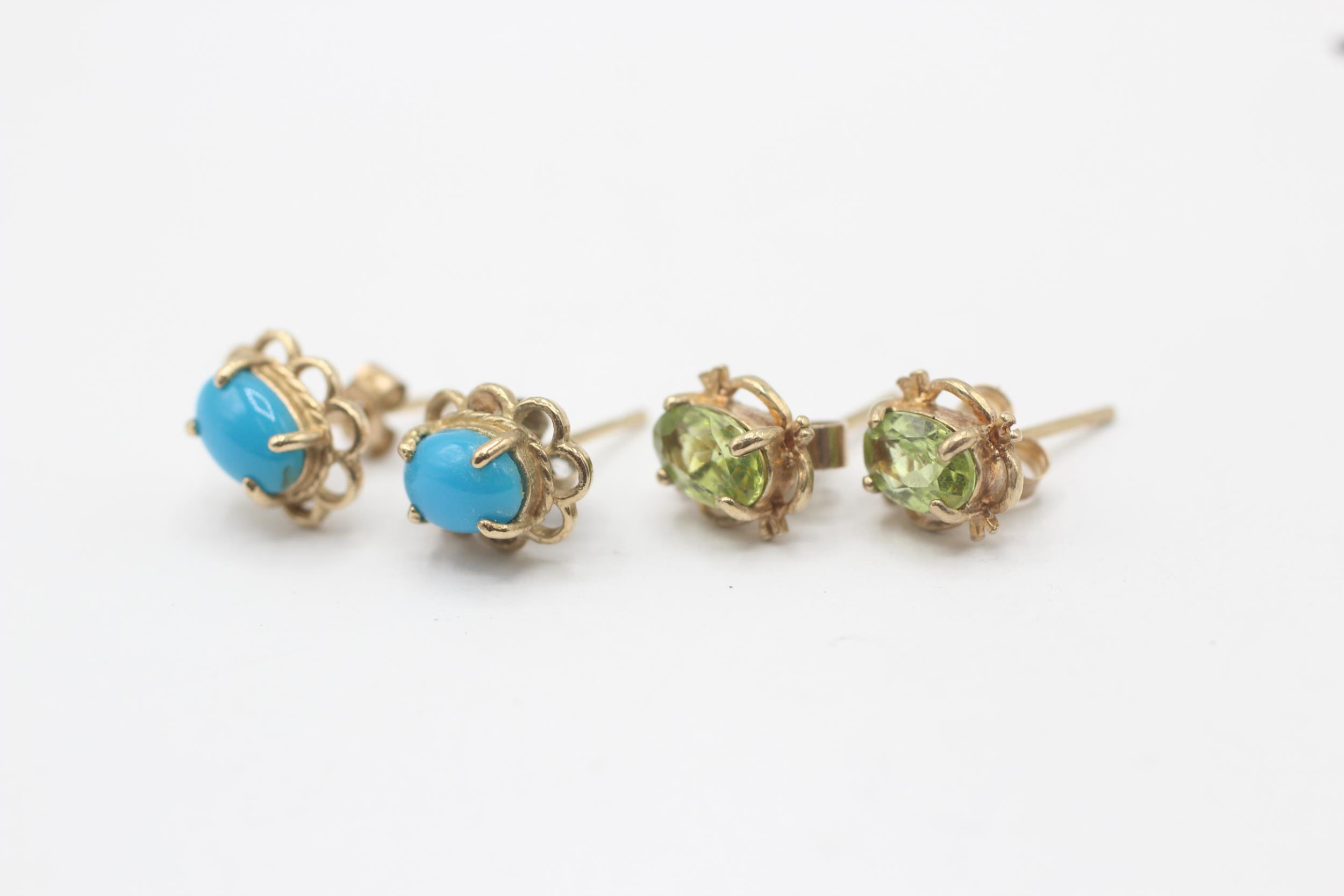 2 x 9ct gold peridot and blue gemstone stud earrings - Image 2 of 4