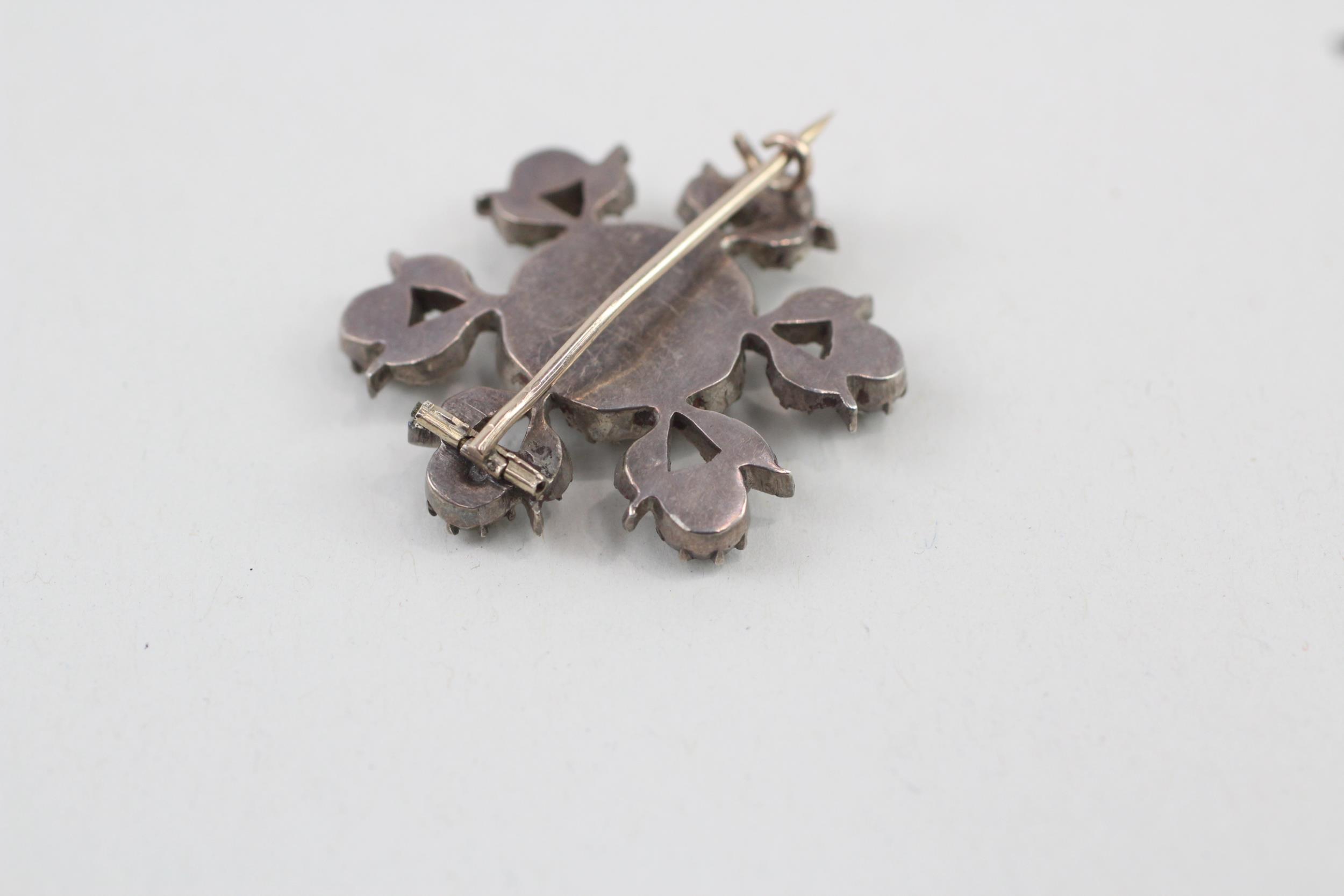 Silver Georgian brooch with black dot paste (8g) - Image 4 of 5