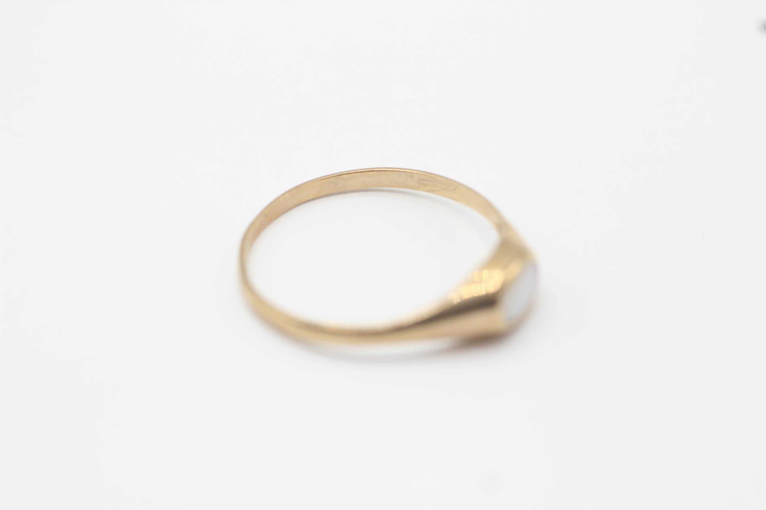 9ct gold bezel set white opal single stone ring Size O 1 g - Image 6 of 6