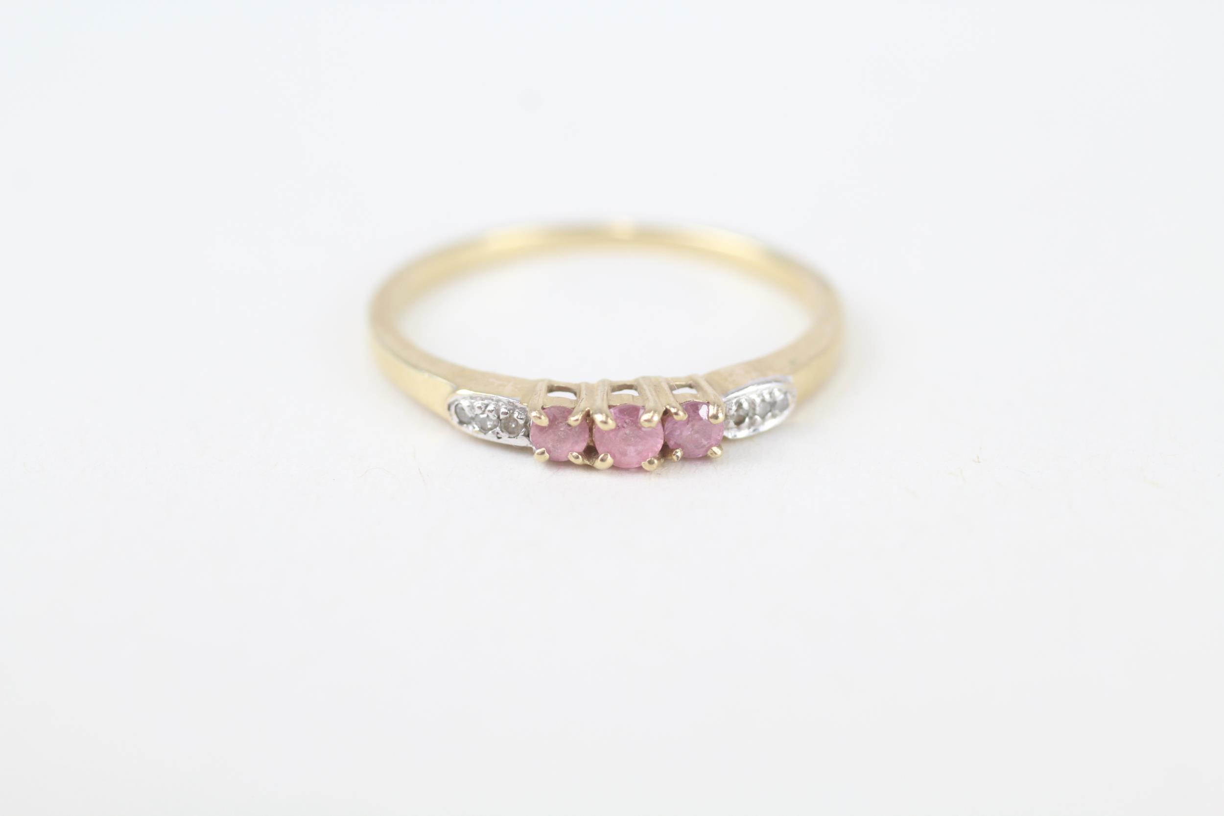 9ct gold pink diamond three stone ring with diamond sides Size N 1/2 1.2 g - Image 2 of 5