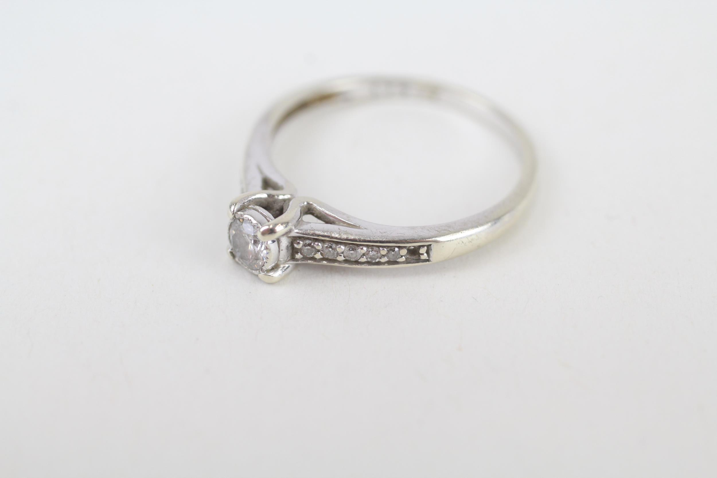 9ct gold round brilliant cut diamond single stone ring with diamond set shank Size O 1/2 2.3 g - Image 3 of 4