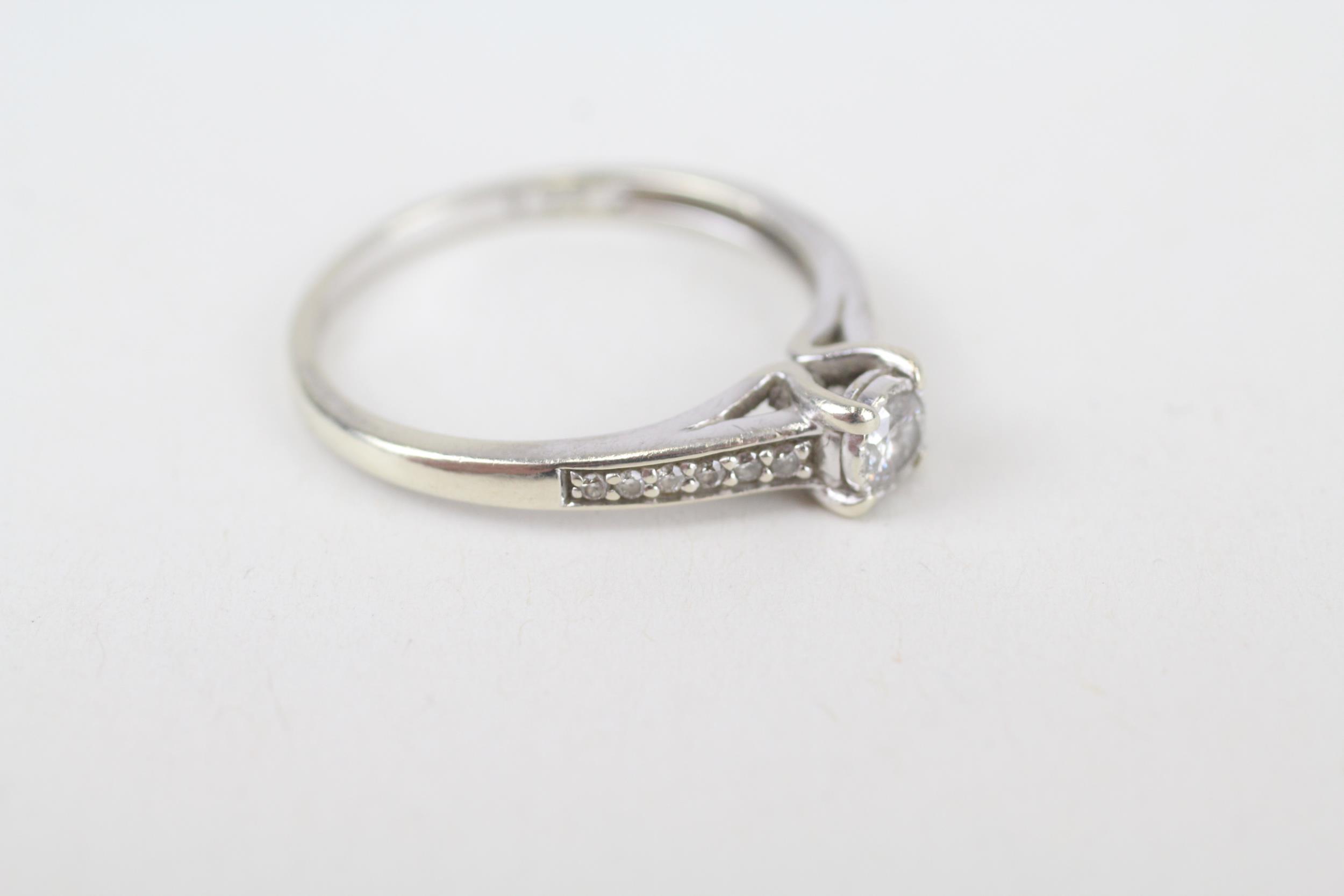 9ct gold round brilliant cut diamond single stone ring with diamond set shank Size O 1/2 2.3 g - Image 2 of 4
