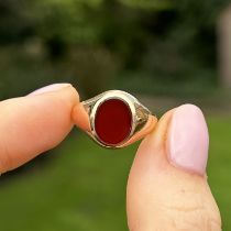 9ct oval carnelian signet ring Size K 2.8 g