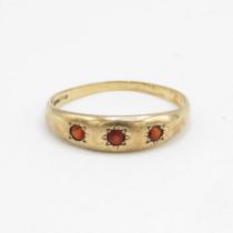 9ct gold vintage star set garnet three stone ring Size O 1.2 g As seen