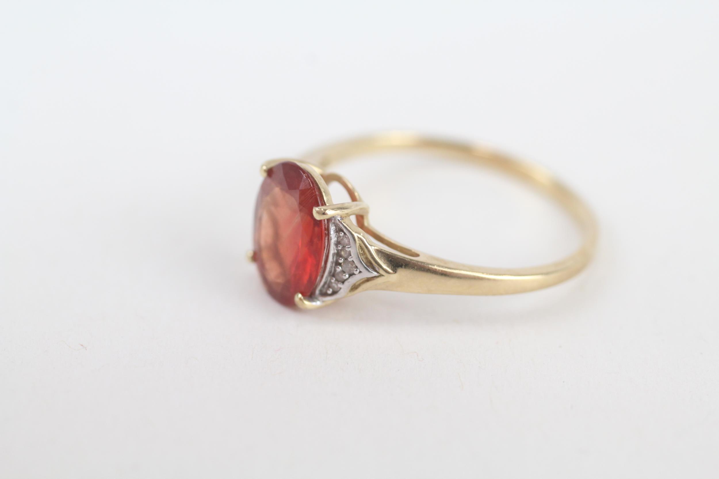 9ct gold red gemstone single stone ring with diamond sides Size R 1/2 2.1 g - Image 4 of 5