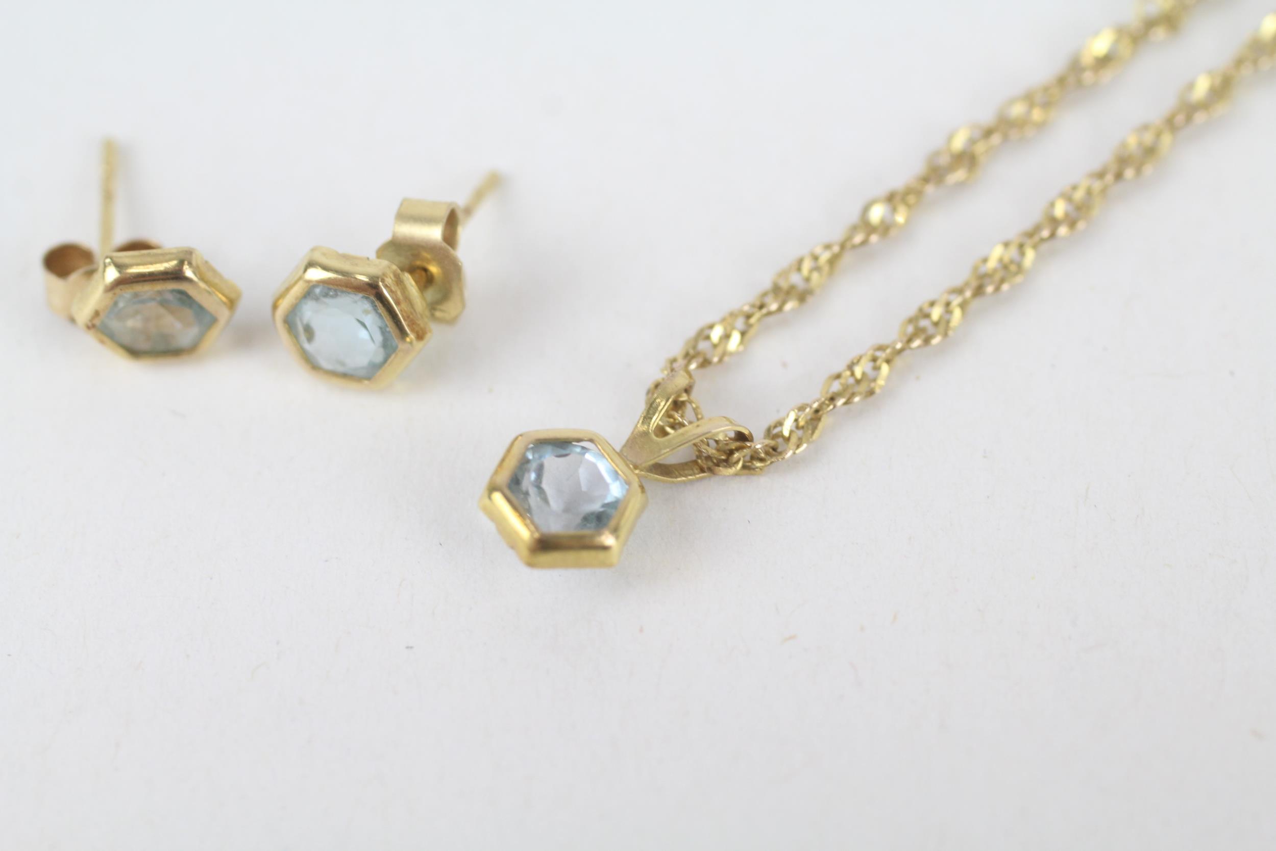 2x 9ct gold hexagon cut blue topaz necklace & stud earrings 2.6 g - Image 4 of 5