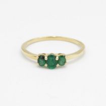 9ct gold oval emerald three stone ring Size T 1.6 g