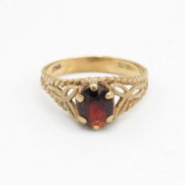 9ct gold oval garnet single stone ring with openwork shank Size N