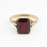 9ct gold rectangle garnet single stone ring Size N 1/2 2.1 g