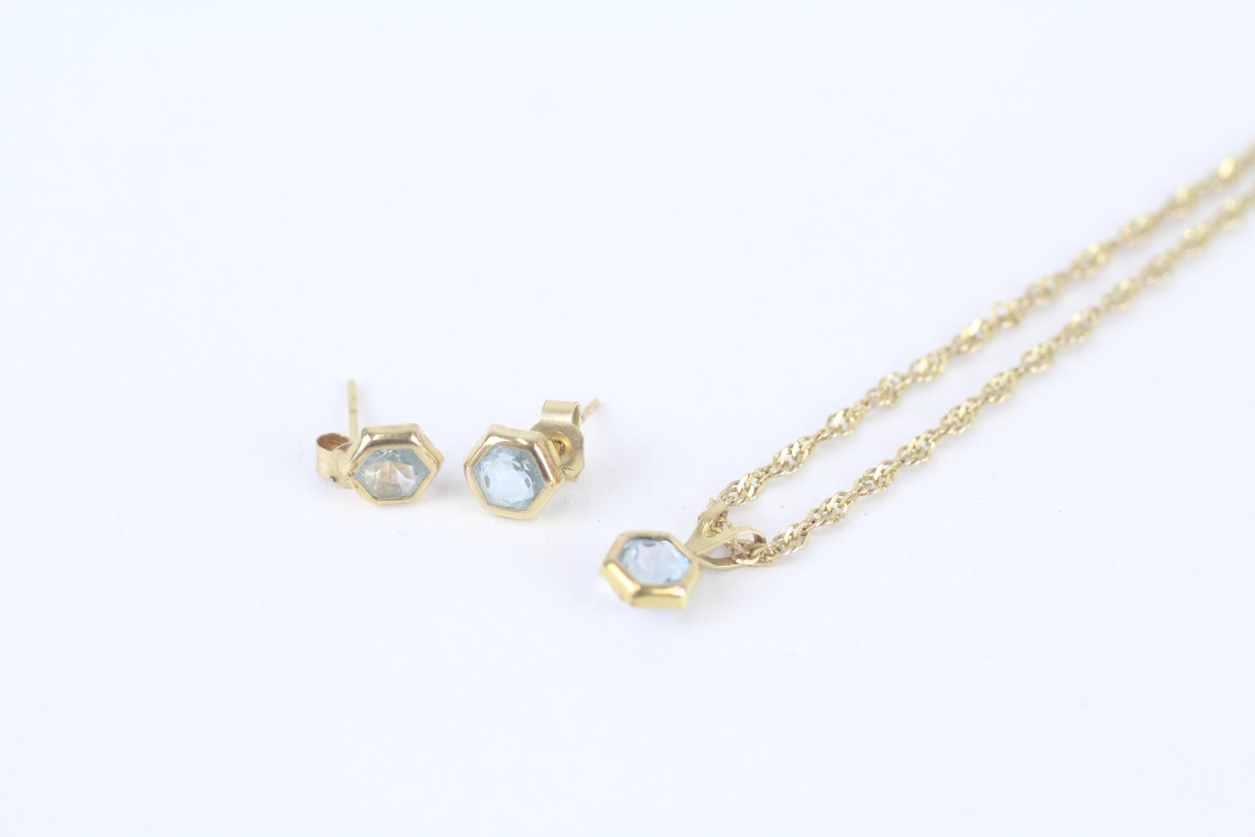 2x 9ct gold hexagon cut blue topaz necklace & stud earrings 2.6 g