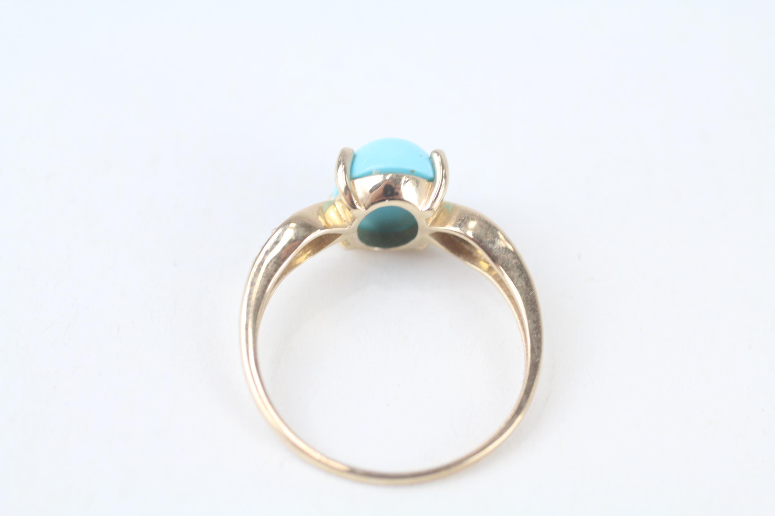 9ct gold blue gemstone single stone ring with white gemstone side Size R 1/2 2.5 g - Image 5 of 5
