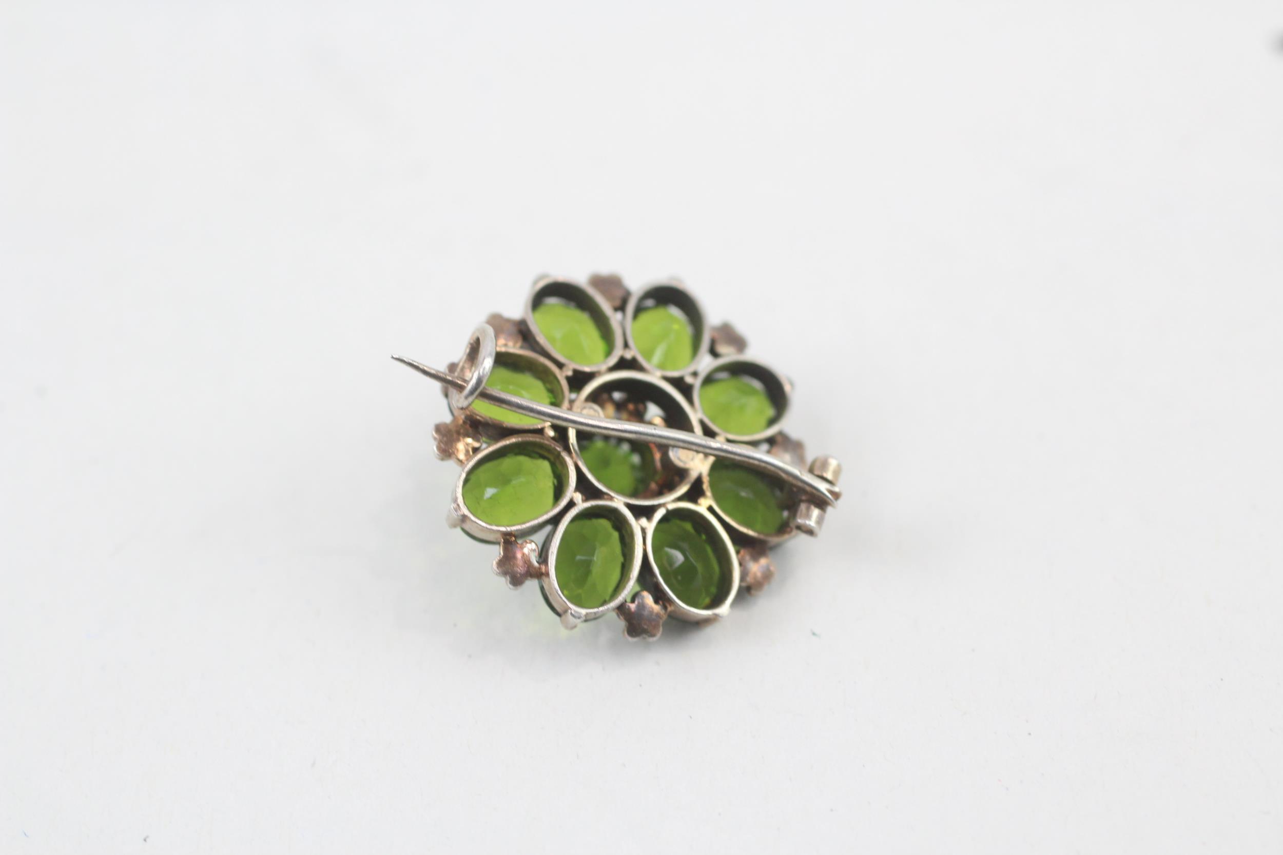 Silver antique gemstone and seed pearl floral brooch (6g) - Image 8 of 9