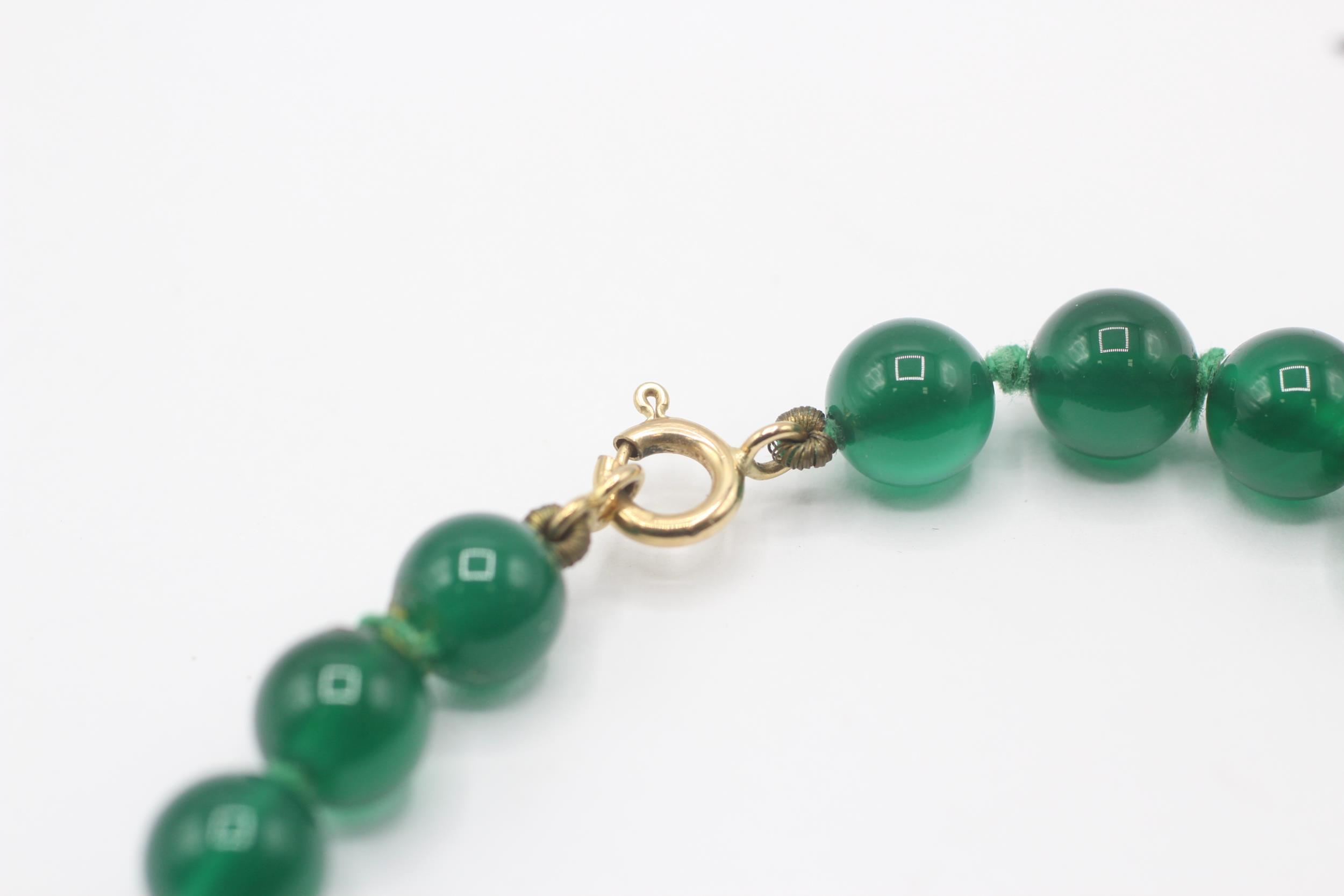 9ct gold clasp chrysoprase single strand necklace - Image 4 of 6