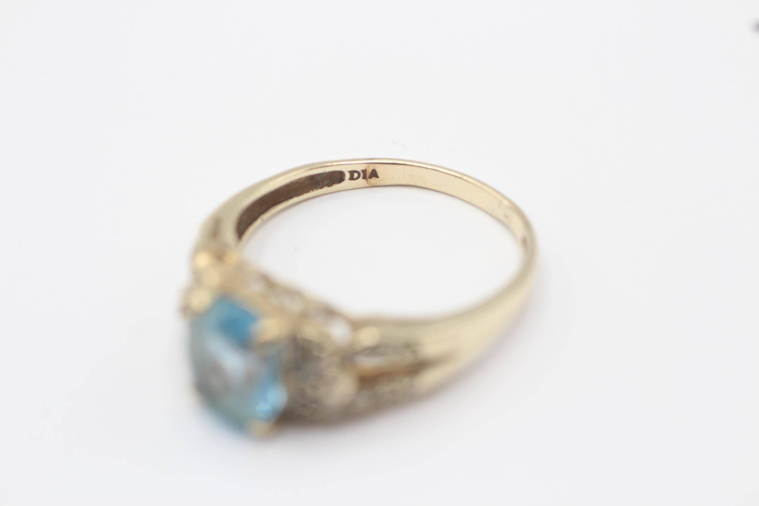 9ct gold topaz single stone ring with diamond split shank Size P 3 g - Image 7 of 7