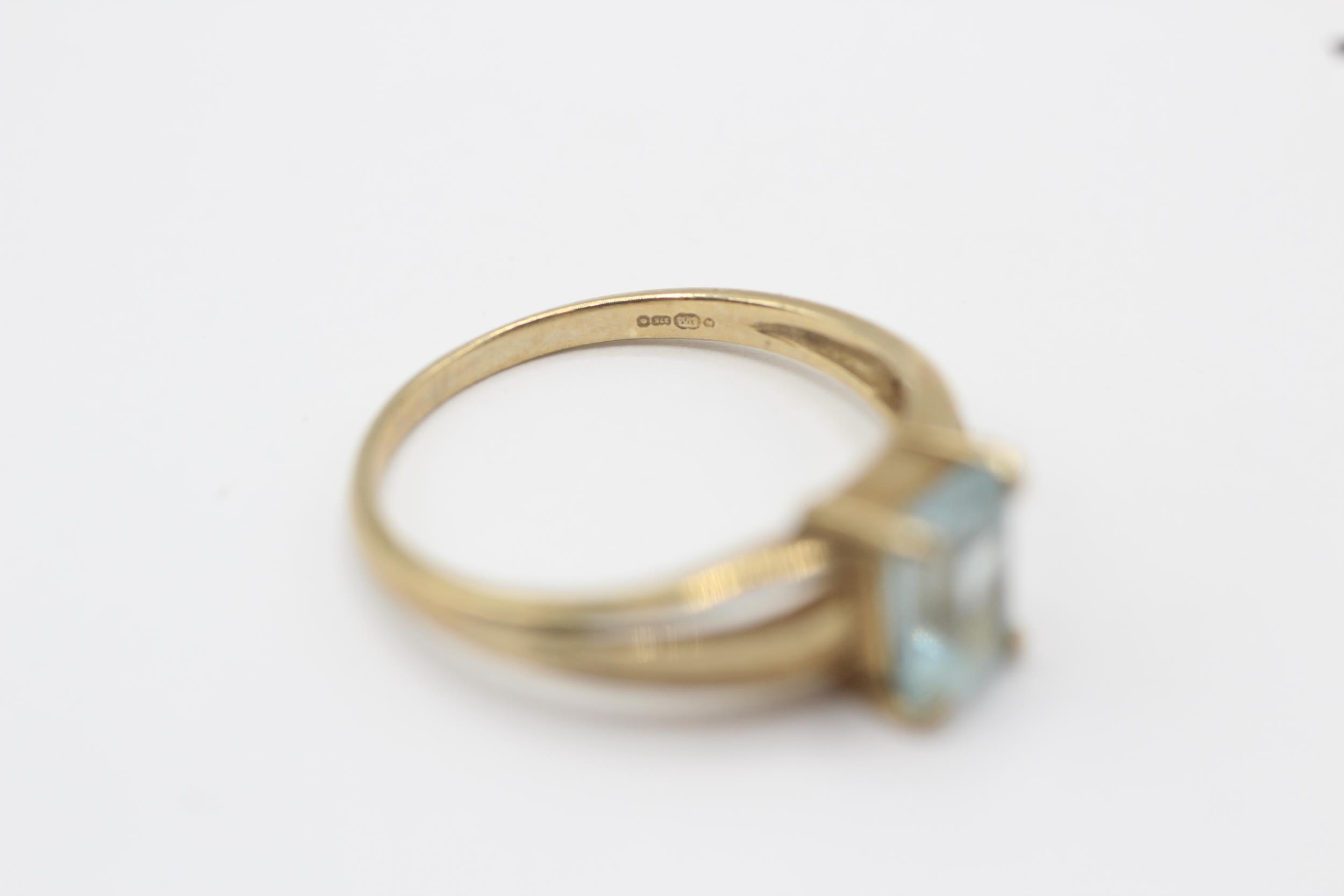 9ct gold rectangle topaz single stone ring Size M 1.8 g - Image 6 of 6