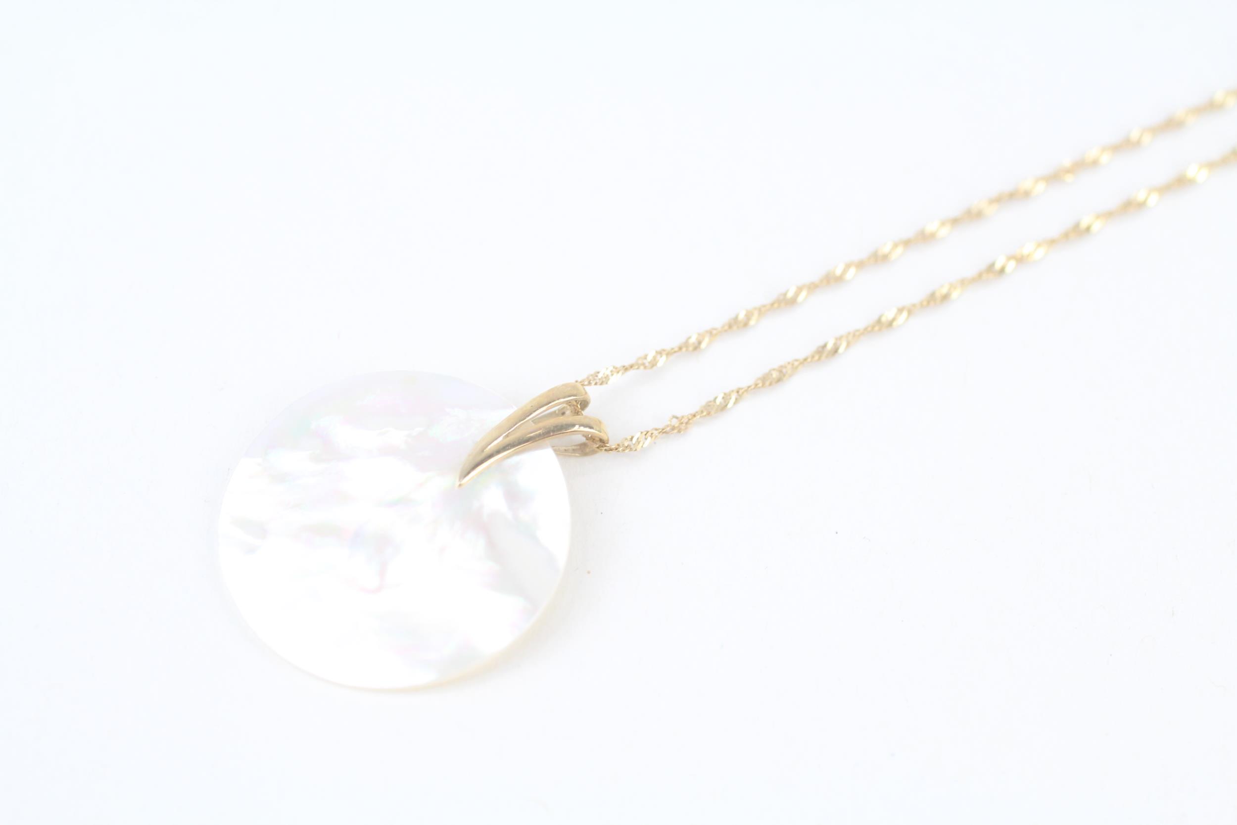 9ct gold round Mother of Pearl pendant necklace 3.5 g