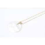 9ct gold round Mother of Pearl pendant necklace 3.5 g