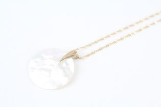 9ct gold round Mother of Pearl pendant necklace 3.5 g