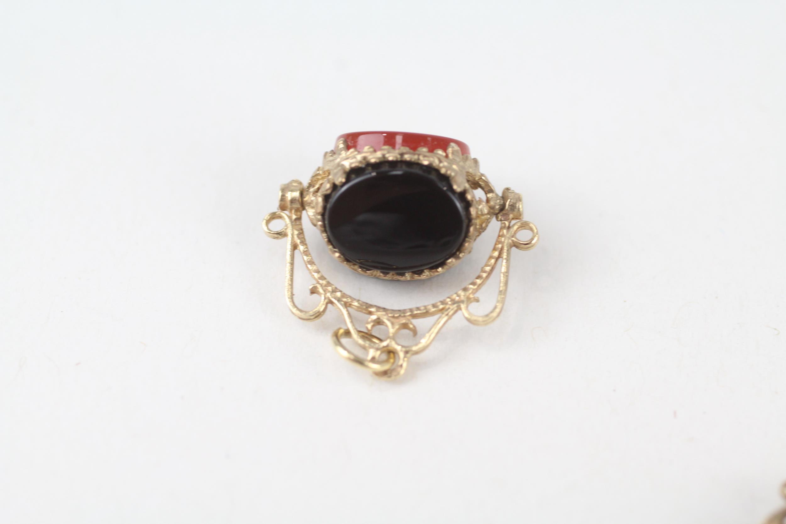 2x 9ct gold vintage black onyx, carnelian & bloodstone spinning fobs 3.5 g - Image 4 of 6