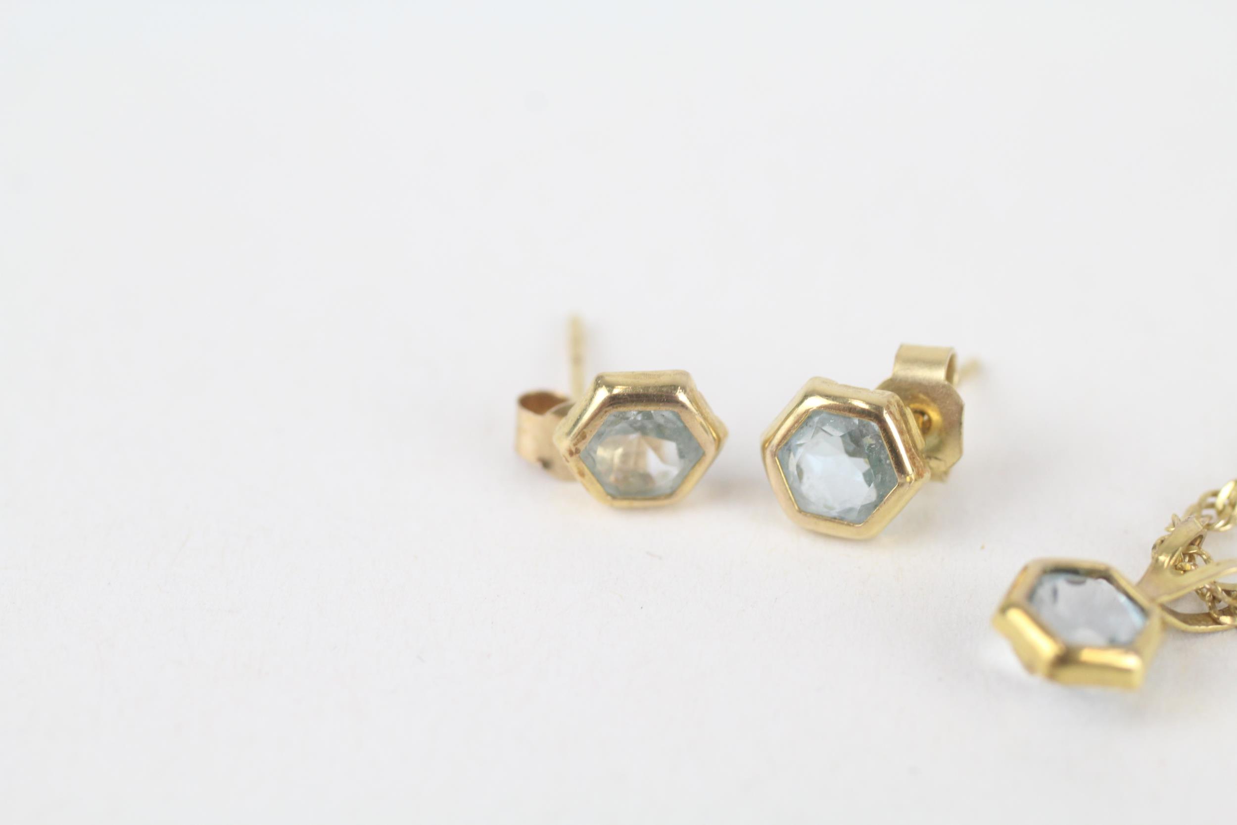 2x 9ct gold hexagon cut blue topaz necklace & stud earrings 2.6 g - Image 2 of 5