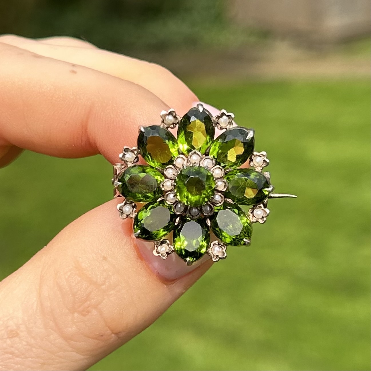 Silver antique gemstone and seed pearl floral brooch (6g) - Image 4 of 9