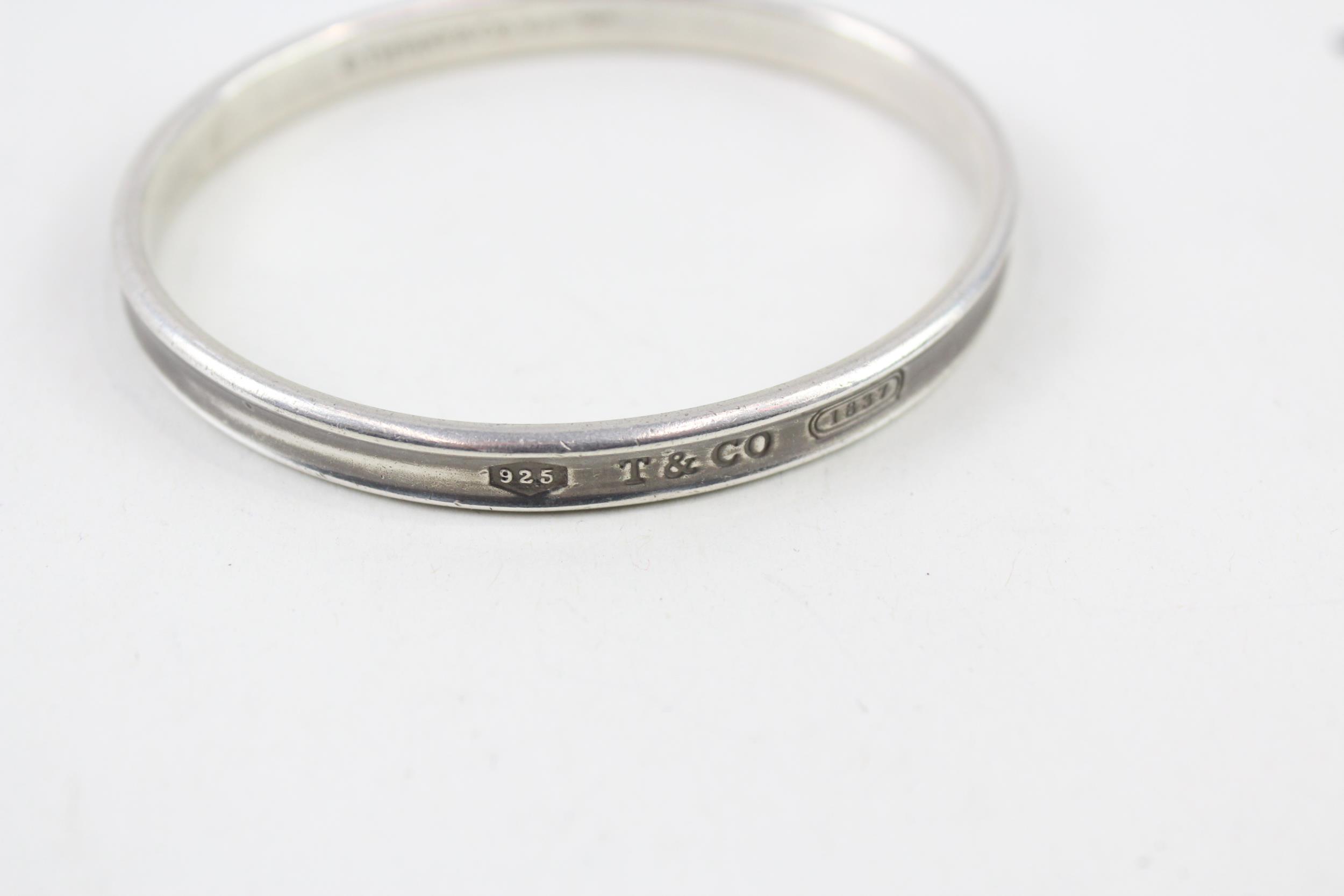 Silver bangle by designer Tiffany & Co (32g) - Image 12 of 12