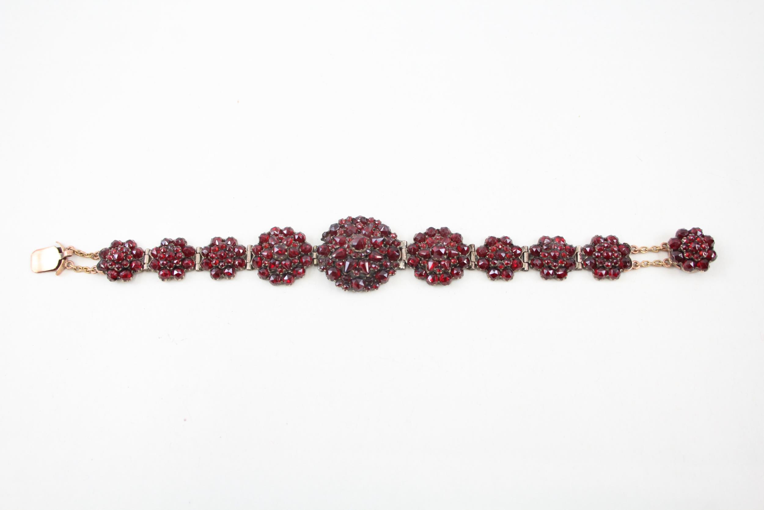 Low carat Bohemian Garnet bracelet with 9ct clasp (19g)