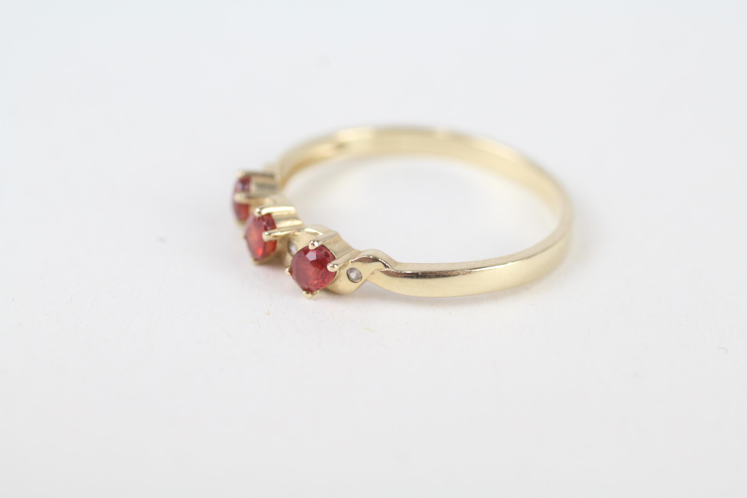 9ct gold red gemstone three stone ring with white gemstone accent Size T 2 g - Image 4 of 5