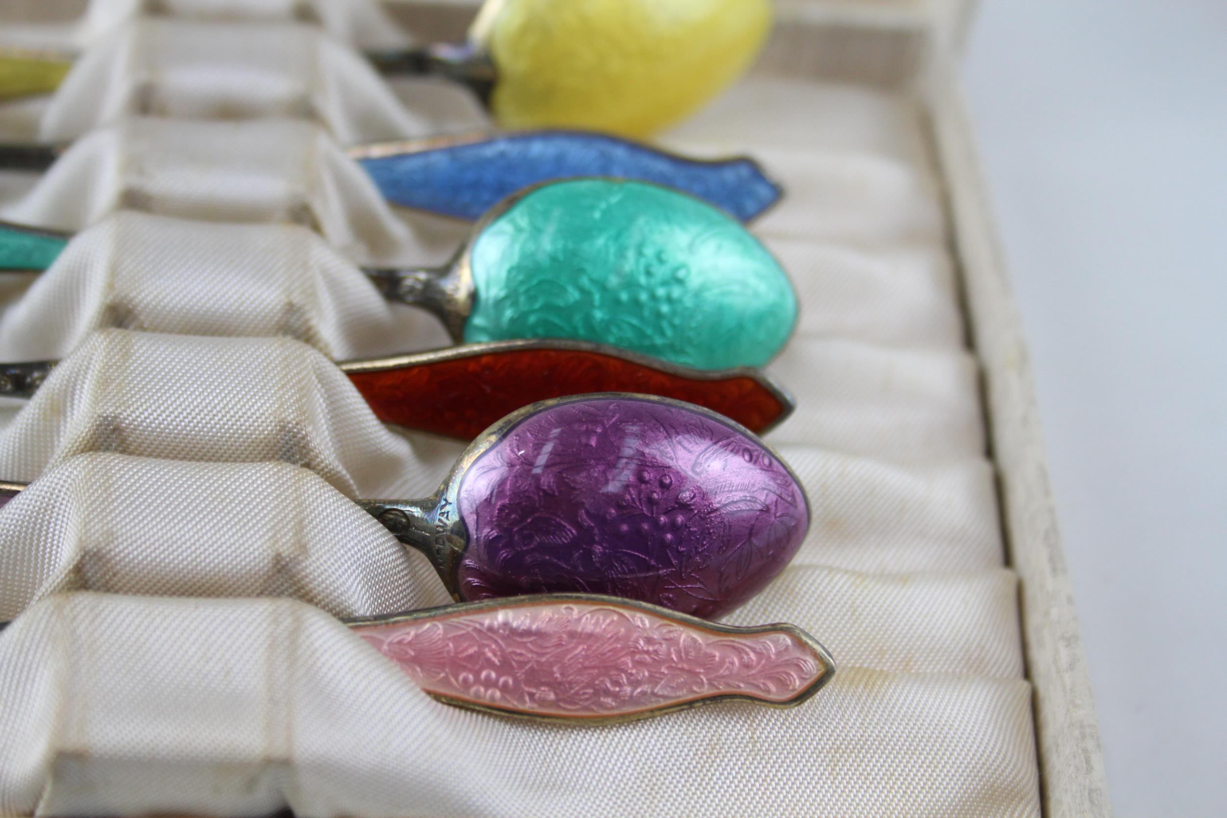 7 x Vintage Stamped .925 Sterling Silver Guilloche Enamel Teaspoons Boxed (81g) - Length - 10cm In - Image 6 of 7