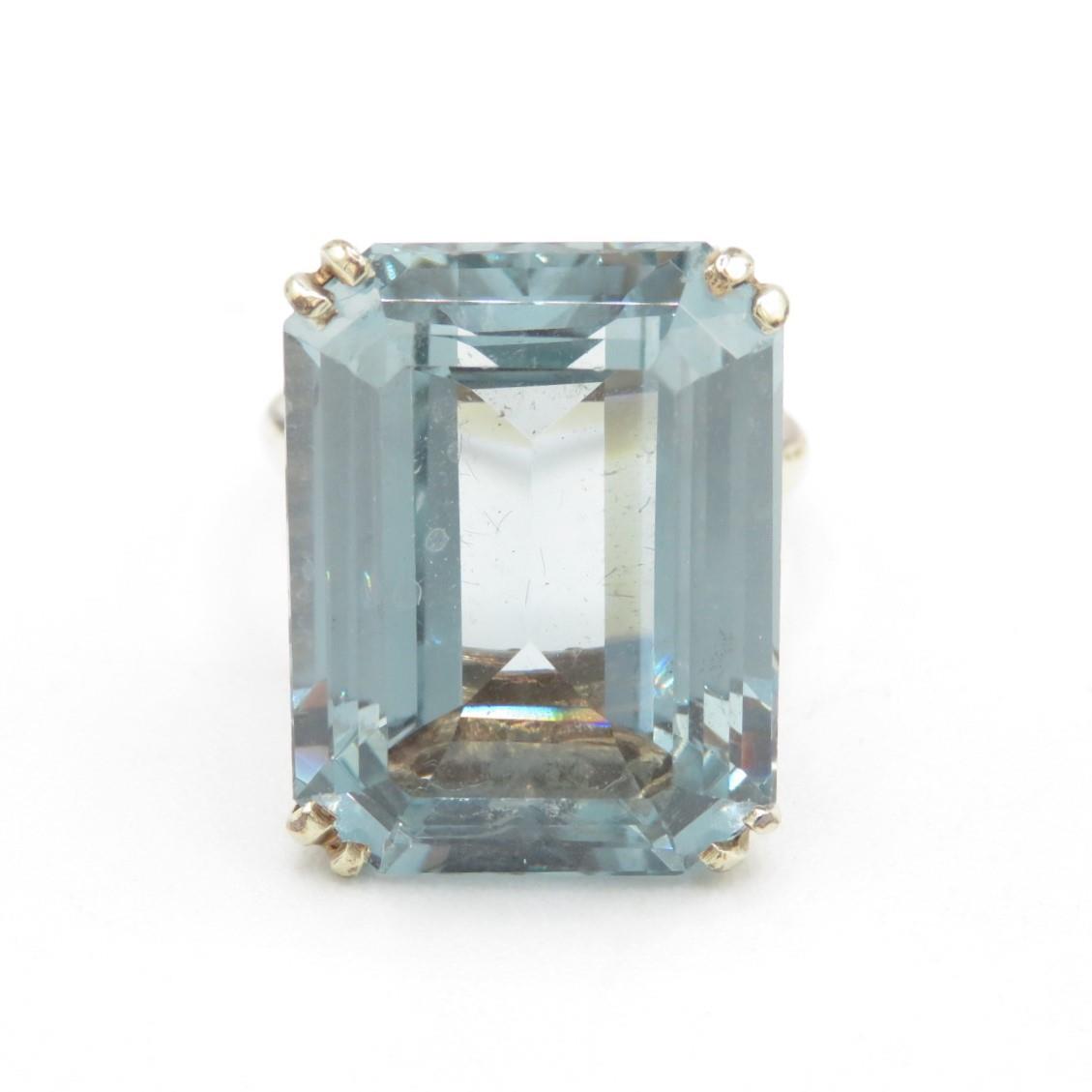 9ct gold blue gemstone cocktail ring Size N 9.9 g