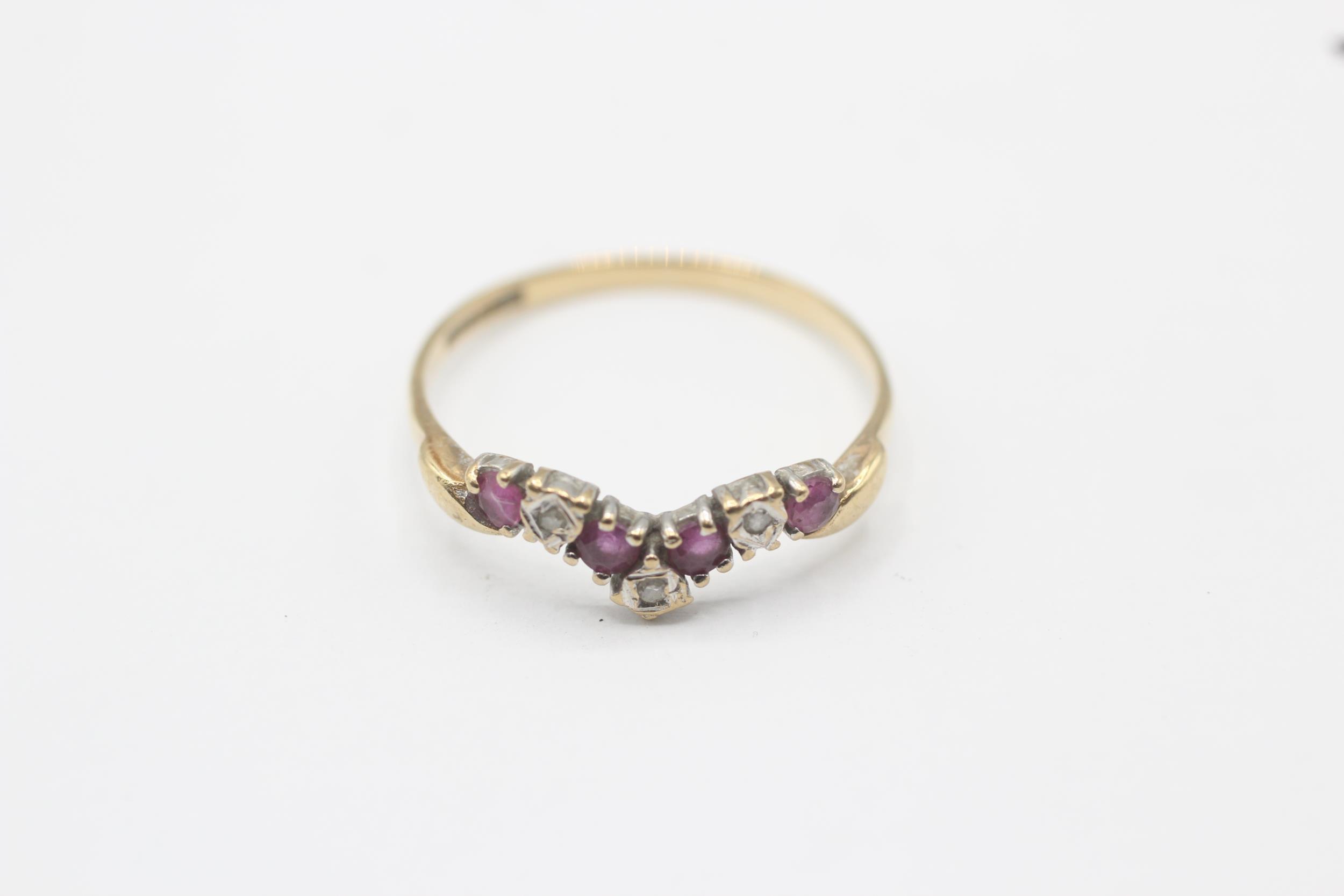 9ct gold diamond & ruby seven stone chevron ring Size O 1.1 g - Image 2 of 7