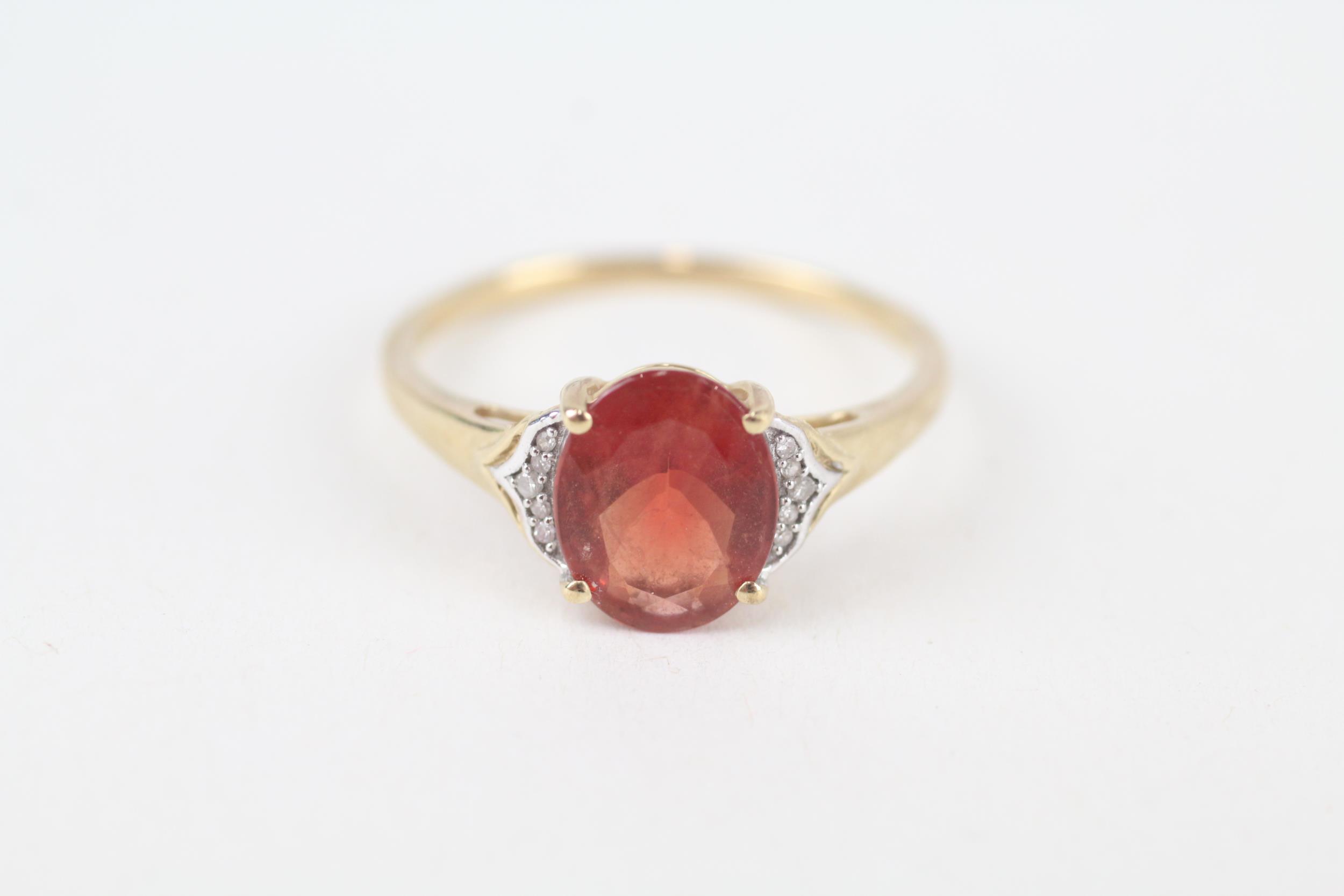 9ct gold red gemstone single stone ring with diamond sides Size R 1/2 2.1 g - Image 2 of 5