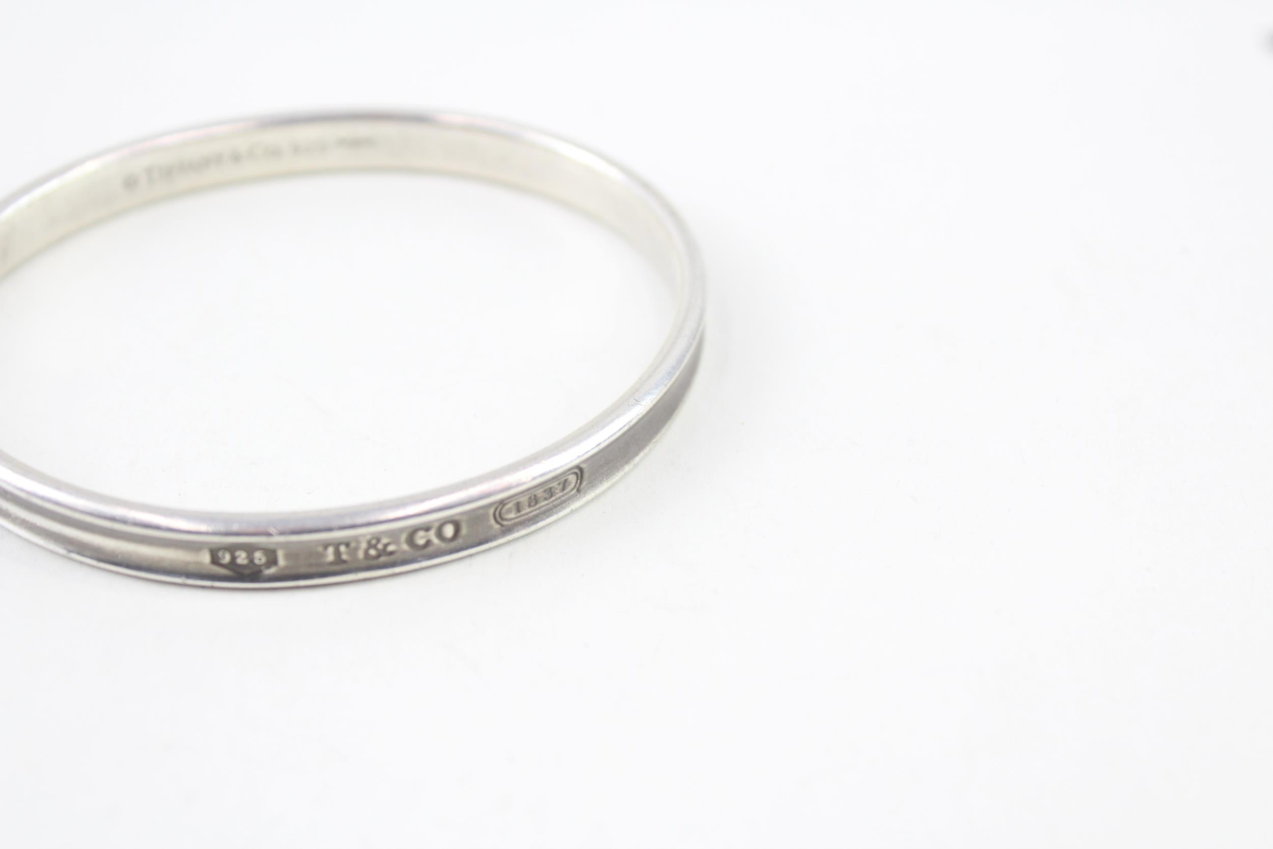 Silver bangle by designer Tiffany & Co (32g) - Image 10 of 12