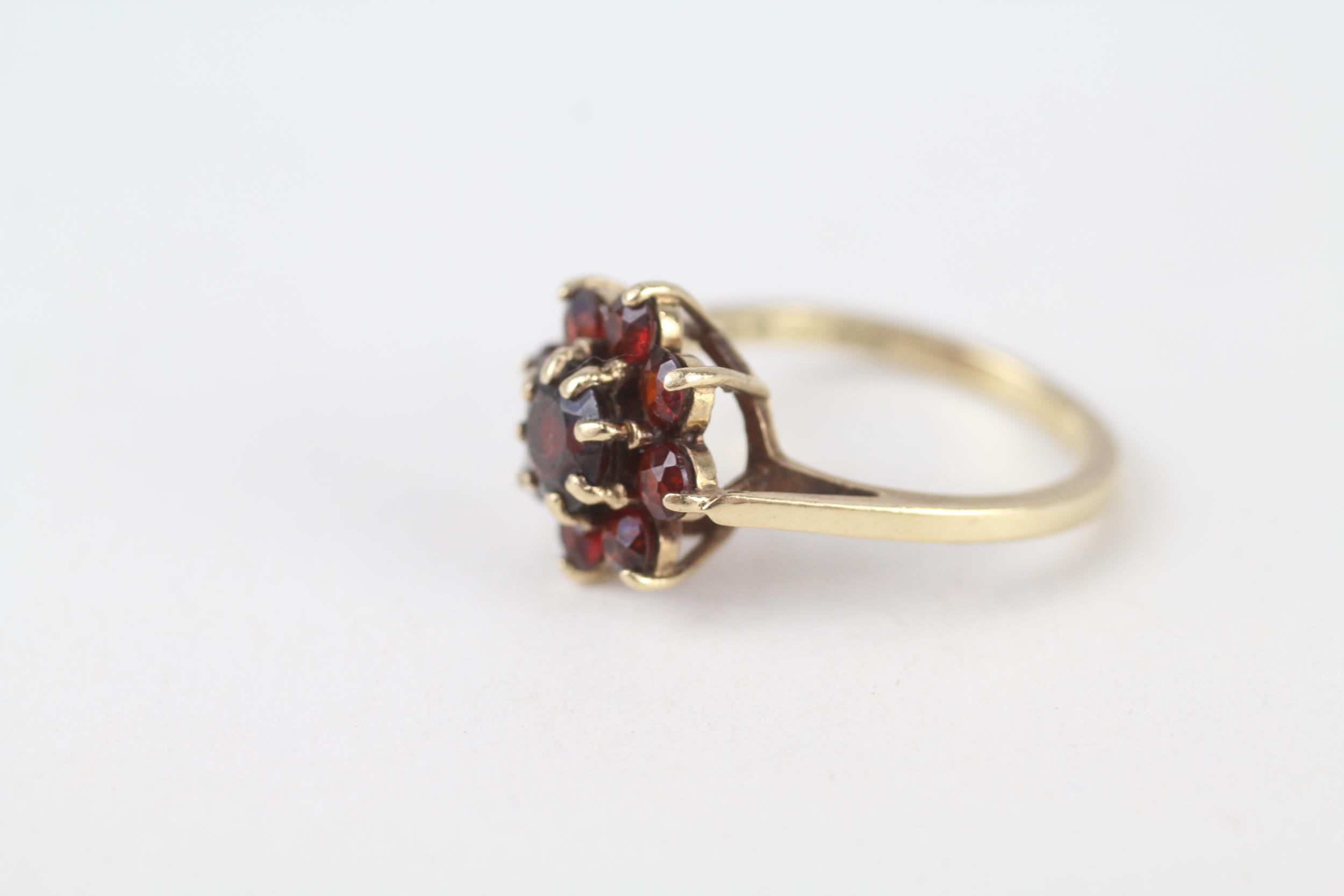 9ct gold garnet floral cluster ring Size N 2.9 g - Image 4 of 5